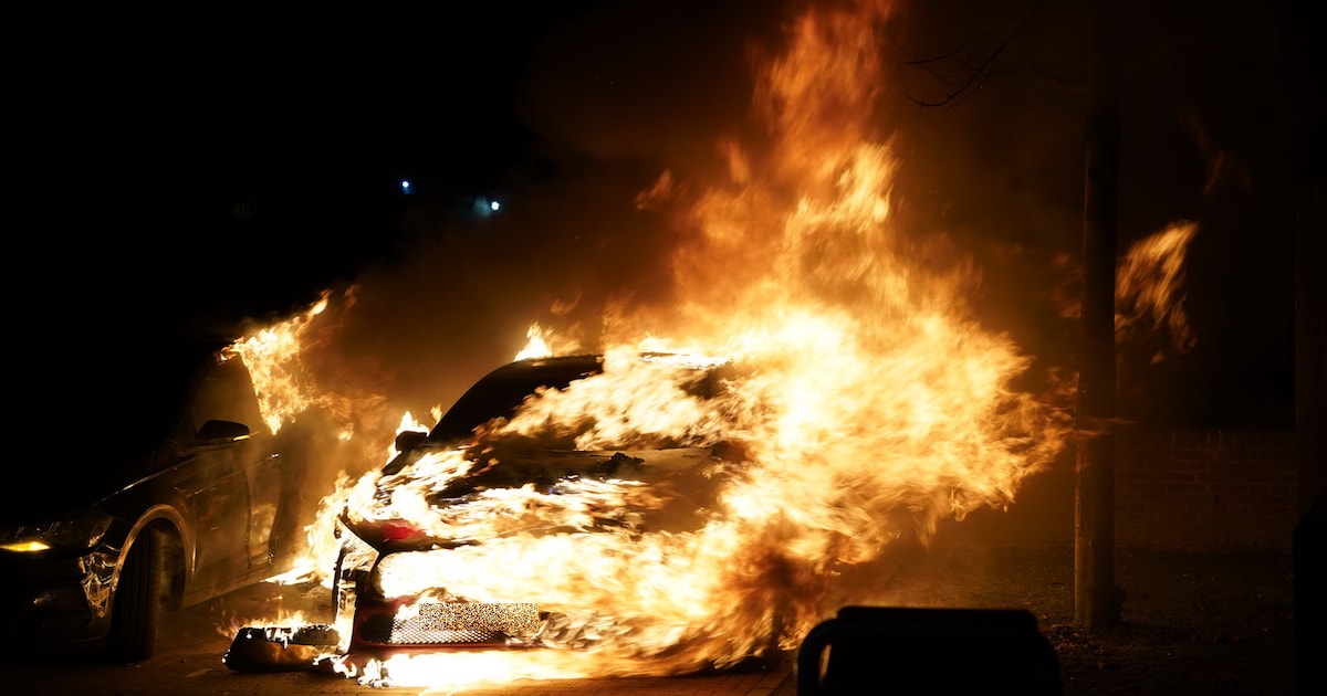 Auto staat in lichterlaaie in Hasselt, waarna ook een ander voertuig in vlammen opgaat