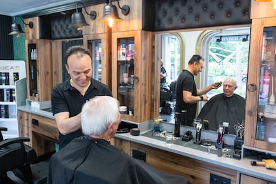 Umut draait bewust geen Turkse muziek in zijn kapsalon in Hoevelaken: ‘Gewoon Sky Radio, voor ieder 