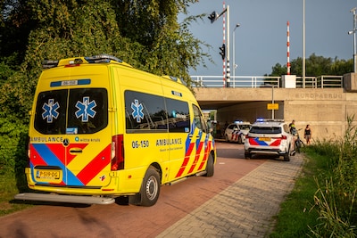 Jongen springt van Europabrug in Doetinchem, komt op boot terecht en raakt gewond