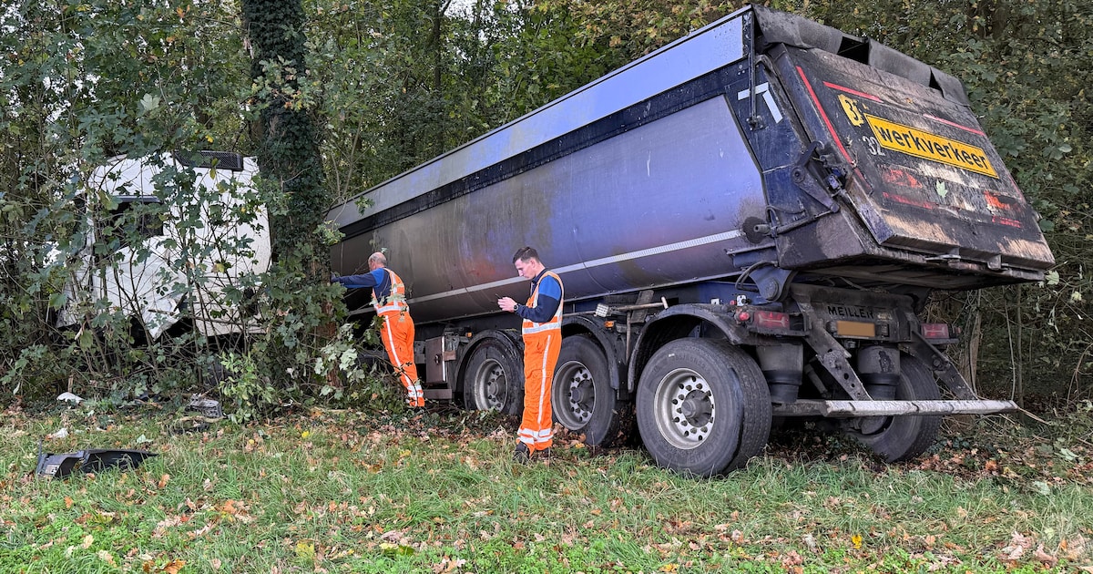 Vrachtwagen eindigt tussen bomen in Laren, chauffeur naar ziekenhuis en weg afgesloten