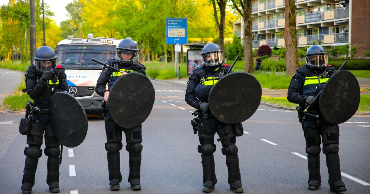 Politie pakt zeven mensen op voor bedreiging en opruiing na asielprotesten in Apeldoorn