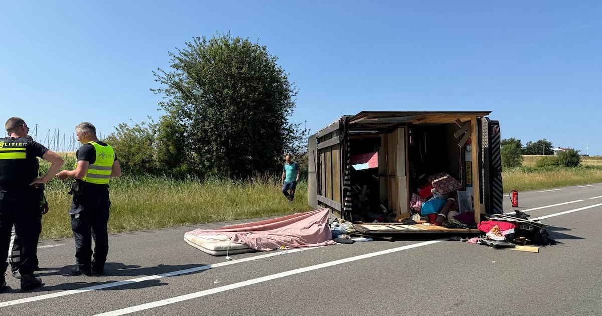Ravage op Houtribweg: truck met drie mensen en twee honden gekanteld.