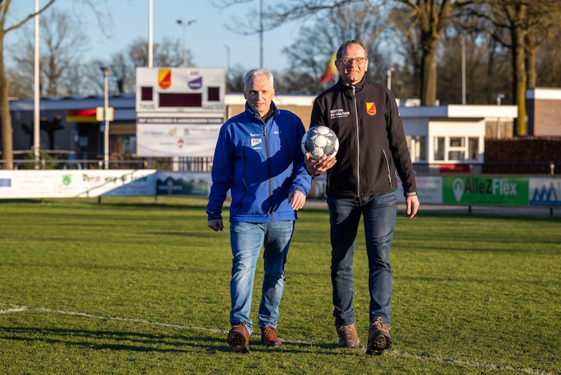 Bert Visscher (l.) van ASC’62 en Dirk Mosterman van SV Dalfsen.