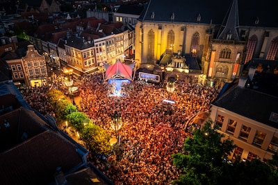 Megadrukte bij muziekfeest in Zwolle, helft bezoekers kon er niet in: ‘Tv-opnames waren belangrijkst