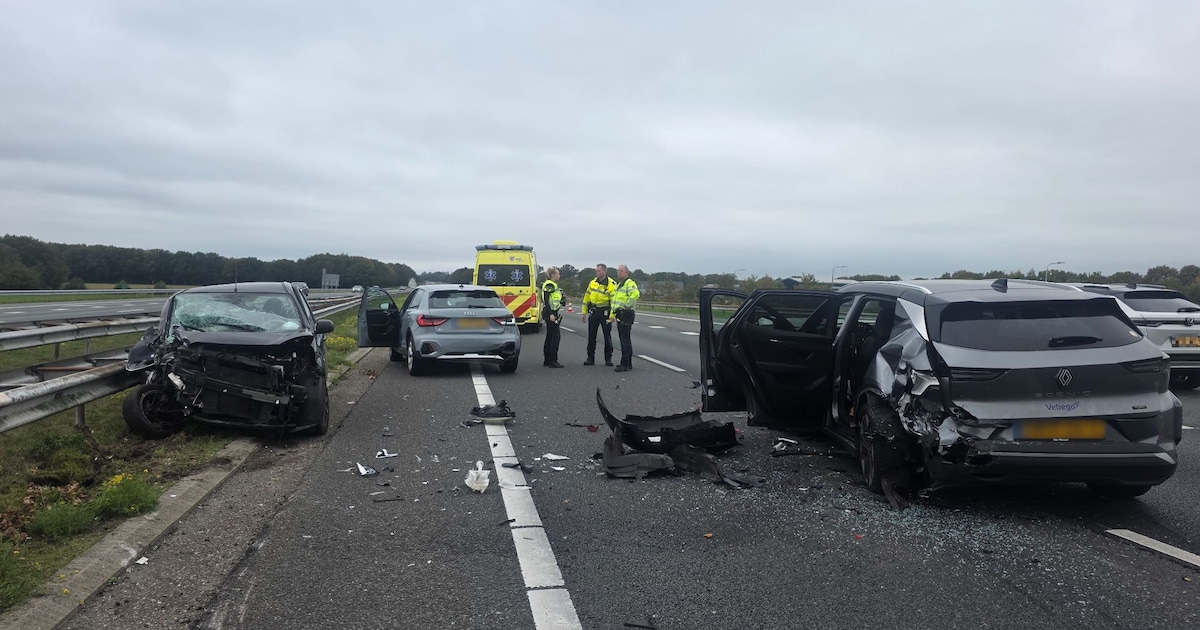 Schade is groot na ongeluk met meerdere auto’s op de A28, verkeer richting Zwolle staat vast.