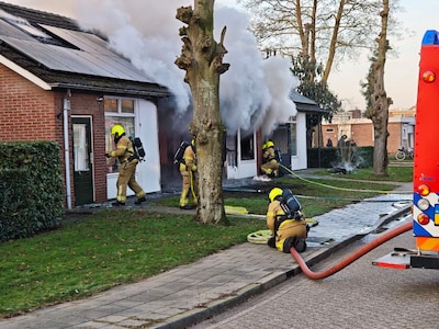 Veel rookontwikkeling bij woningbrand: brandweer schaalt op