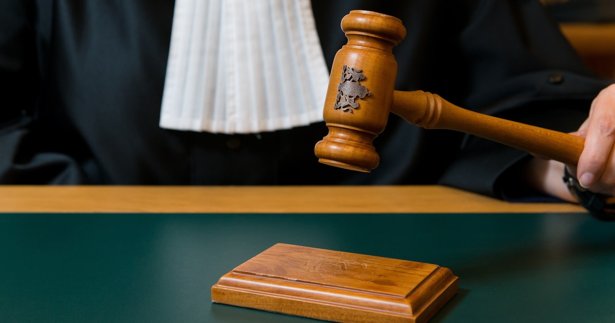 Vader wordt tot stilte gemaand in rechtszaal, maar bij de uitspraak houdt hij het niet meer