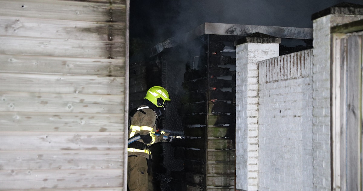 Brand legt schuur in as in Apeldoorn