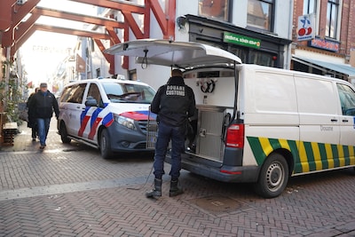 Politie en douane doen onderzoek bij dönerzaak in centrum van Kampen