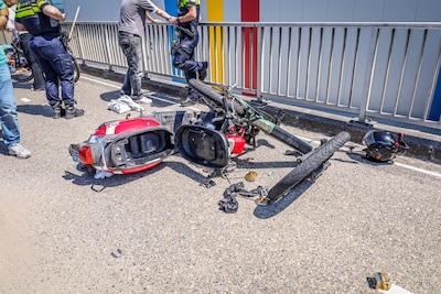 Fietser en scooterrijder frontaal op elkaar gebotst op brug in Amersfoort