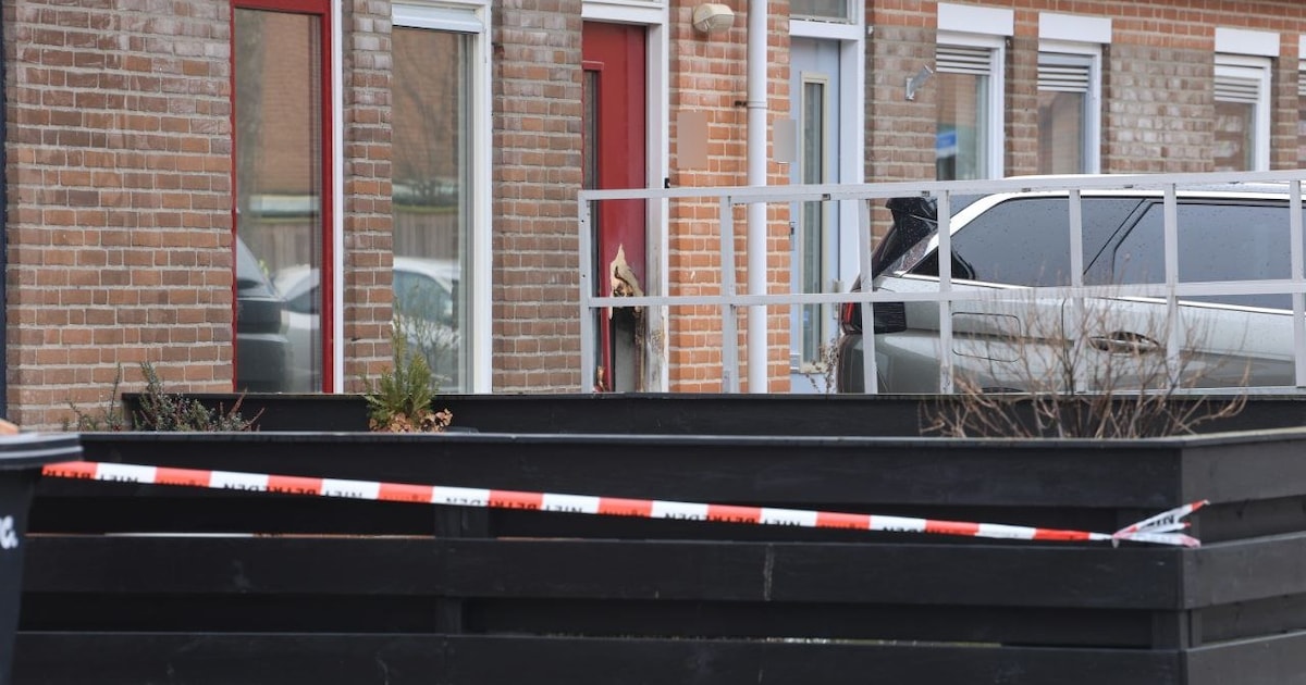 Gapend gat in voordeur na explosie in Lelystad, straat is afgezet en experts doen onderzoek