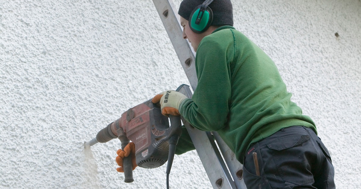 Ongeruste werknemers die giftig schuim in woningen spoten kloppen aan bij vakbond, FNV start meldpun