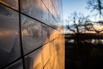 82.000 tegels op museumgevel barsten en dreigen los te komen; hekken moeten veiligheid waarborgen