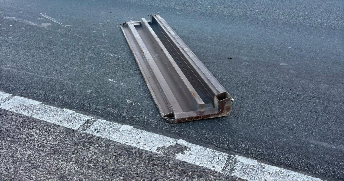 Auto’s rijden over groot voorwerp op Ketelbrug met flinke file tot gevolg
