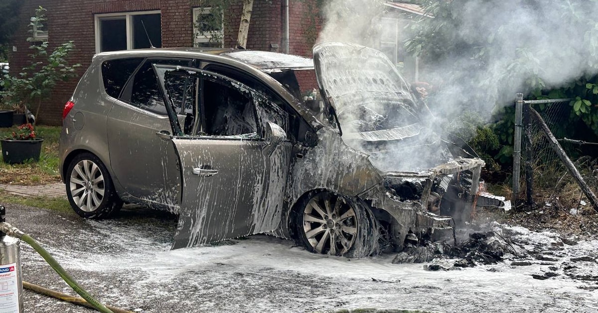 Auto brandt uit op Hoopsteeweg in Bruchterveld