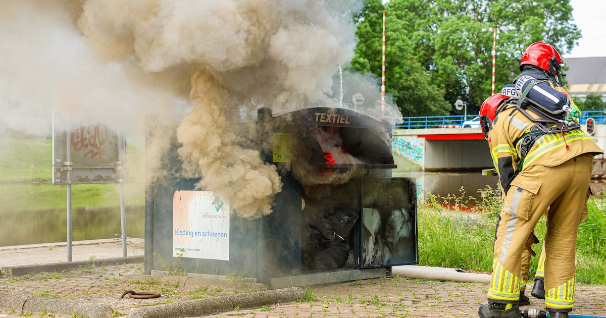 Textielcontainer op Zuiderkade in Emmeloord vliegt in brand