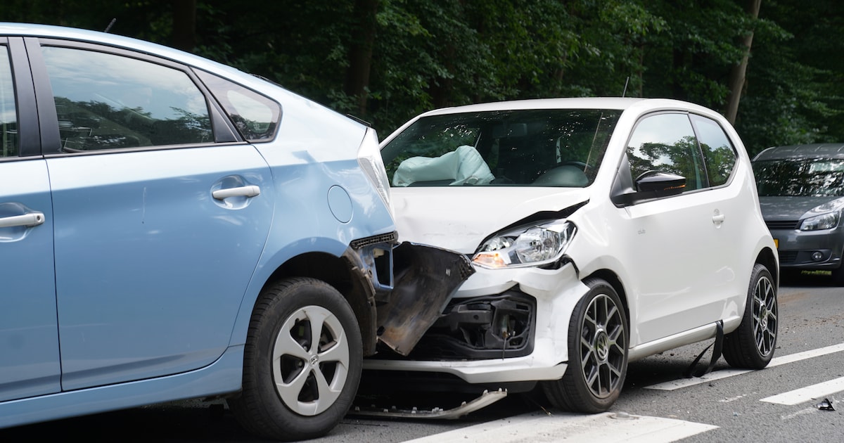 Flinke schade bij kop-staartbotsing in Diepenveen.