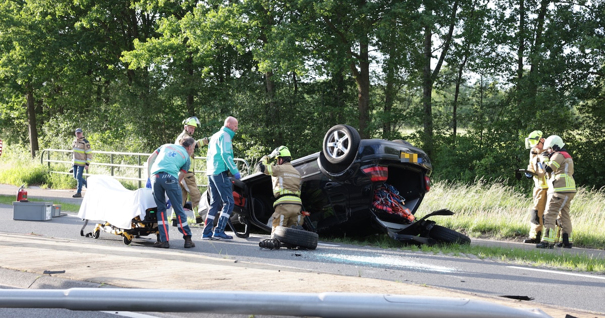 Auto komt ondersteboven op weg terecht bij Lemele: bestuurder naar het ziekenhuis