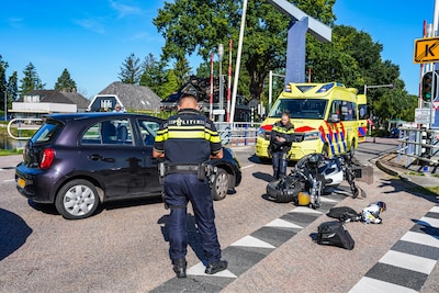 Motorrijder komt ten val na botsing met auto in Erica