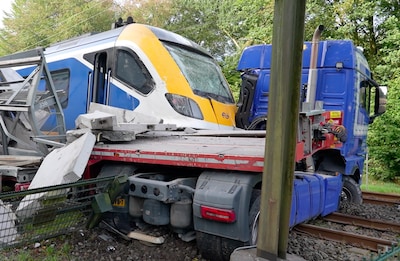 Aad en Michel zitten koffie te drinken als het telefoontje komt: een trein botst op hun vrachtwagen