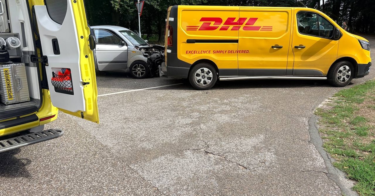 Brommobiel en busje botsen in Dedemsvaart, bestuurder naar ziekenhuis