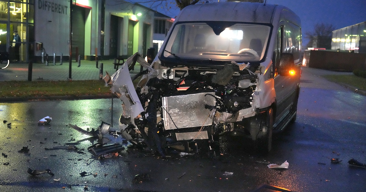 Van voorzijde werkbus is niks meer over na aanrijding in Staphorst