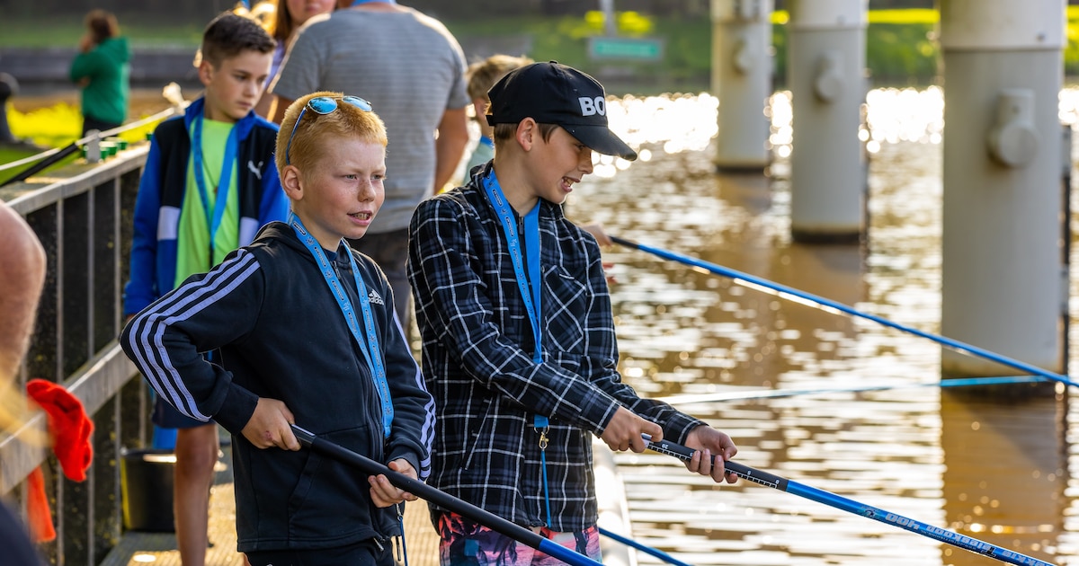 Kinderen in Ens kunnen (leren) vissen in de Enservaart