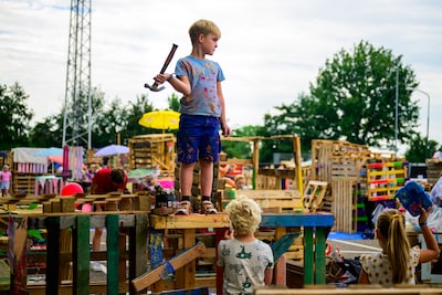 ‘Laat ze maar eens op hun duim slaan’: op Bouwdorp krijgen kinderen een hamer in plaats van een waar