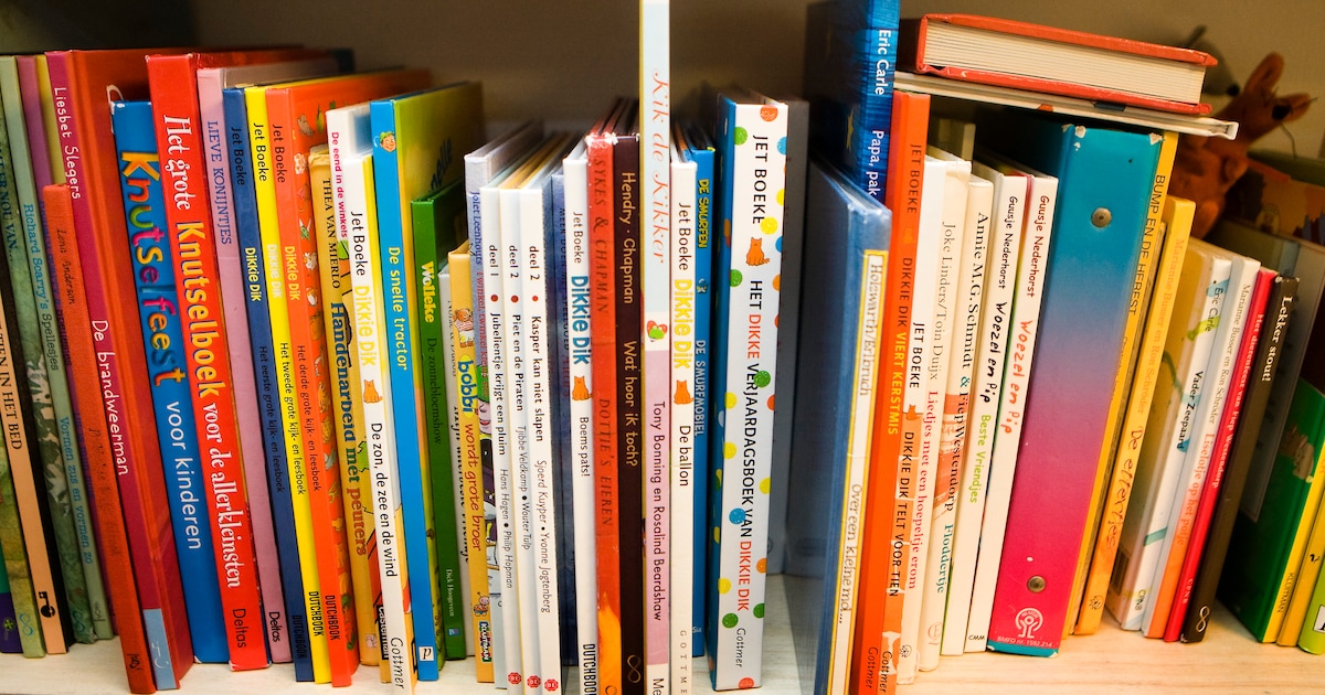 Kinderen stappen tijdens de Kinderboekenweek in hun favoriete boek