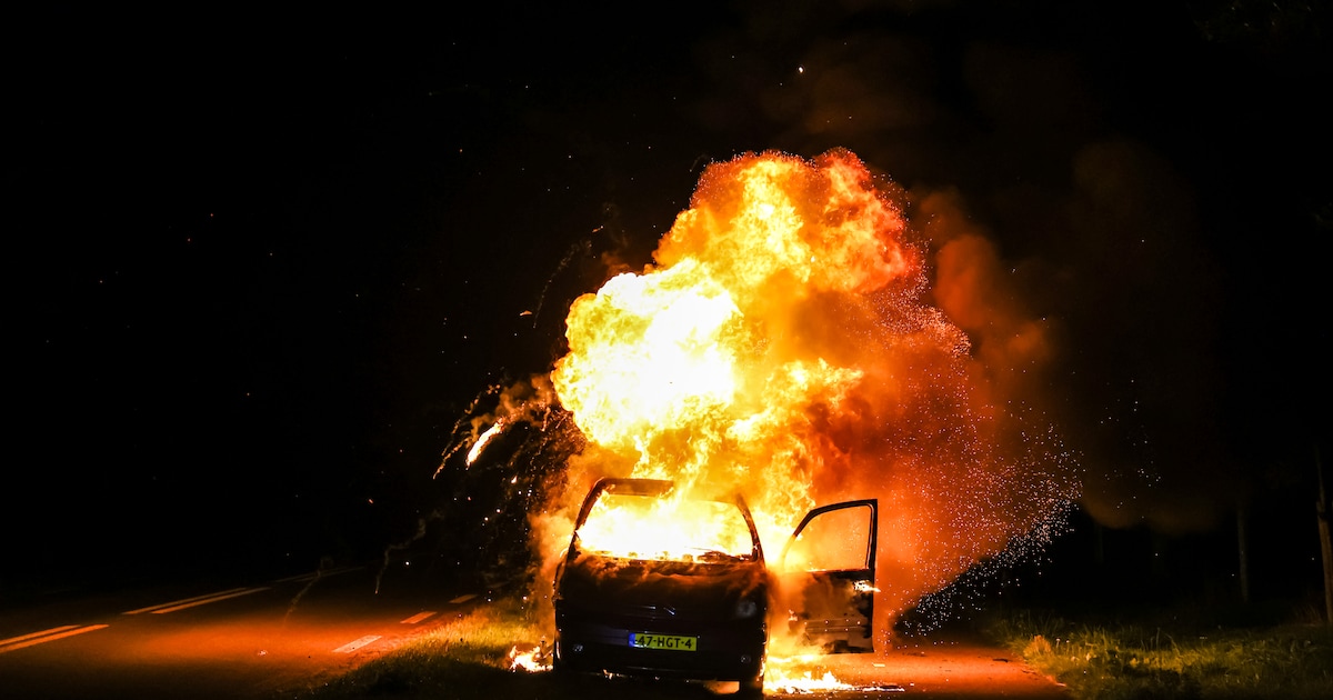 Auto volledig uitgebrand op N862 bij Klazienaveen