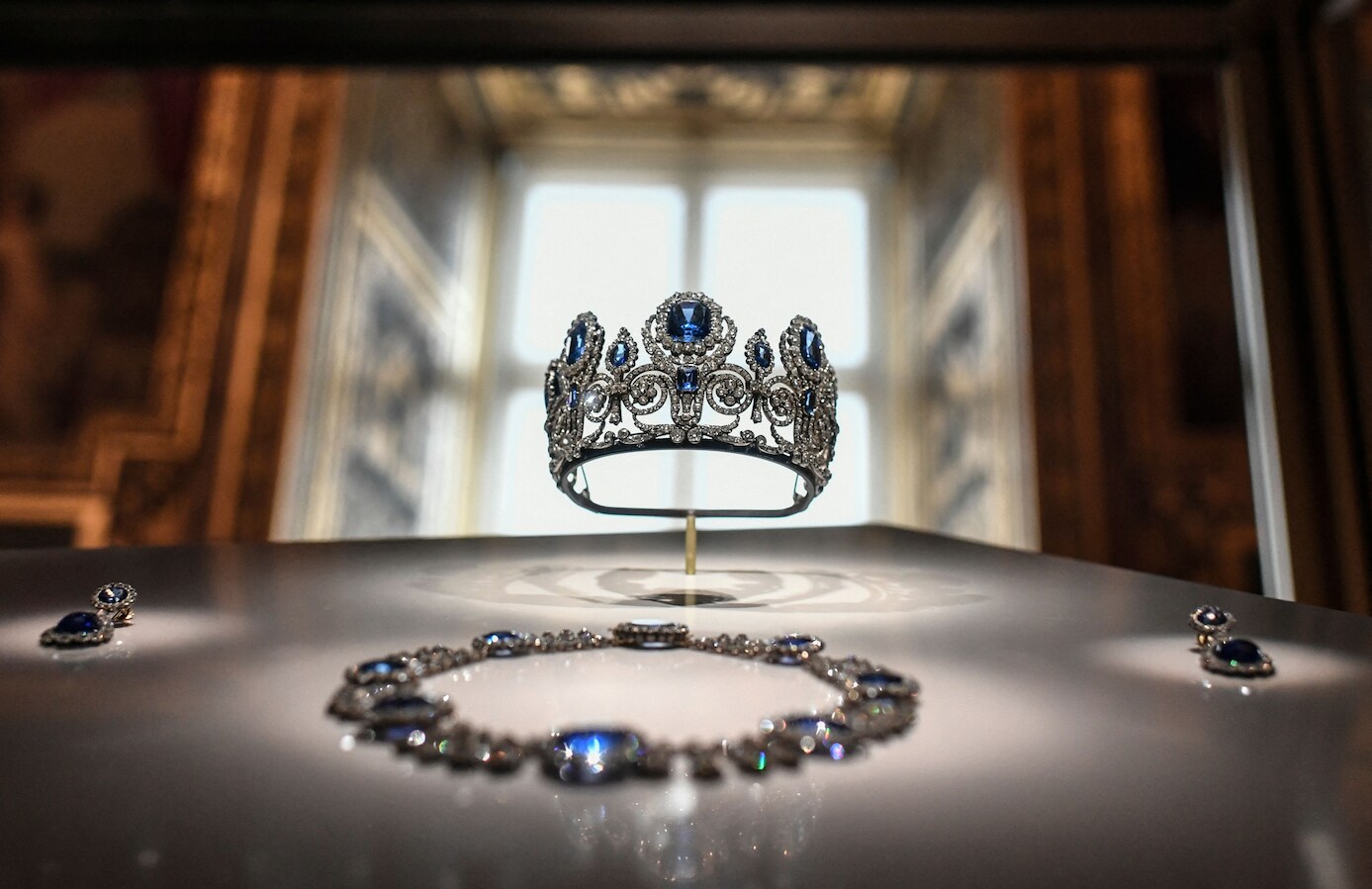 De Juwelen Van De Luxevrouw Voor Verkoop In De Vertoning Van Het Winkelvenster Image61161797