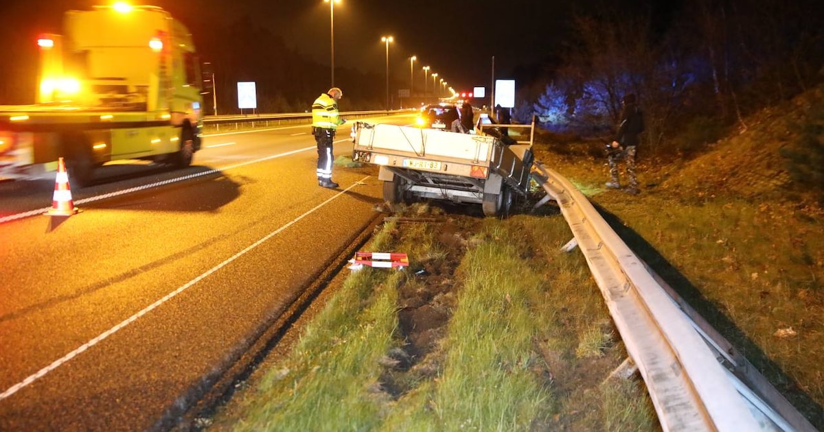 Aanhanger schiet los na botsing met bestelbus op A50 bij Beekbergen