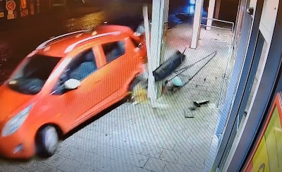 Bestuurder meldt zich na crash bij supermarkt: 'Op Urk blijf je niet lang anoniem'