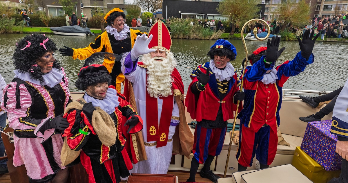 Sinterklaas bezoekt Overasselt: aankomst per boot en rondgang door dorp