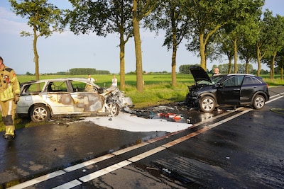 Dode en meerdere gewonden bij frontale botsing op N337 bij Wijhe: ‘Omstanders halen slachtoffer uit 