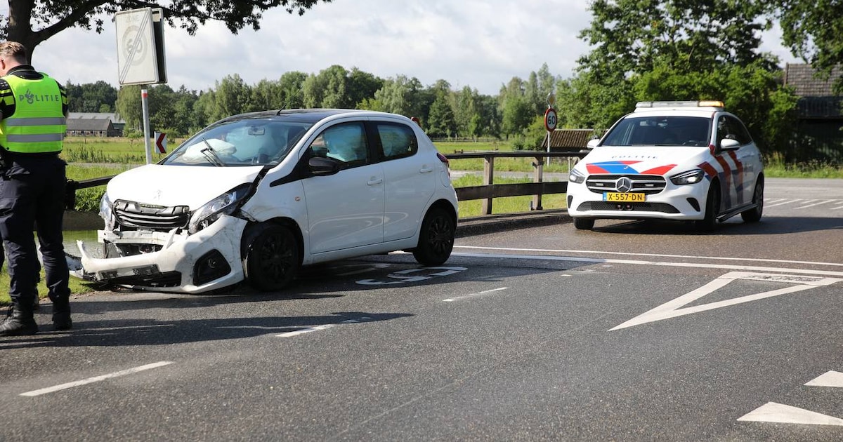 Auto in de kreukels na botsing op kruising in Lieren