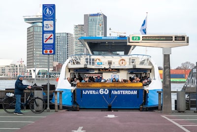 Met je Biro op de pont? Vergeet het maar: Amsterdam deelt boetes uit en zo hoog zijn die