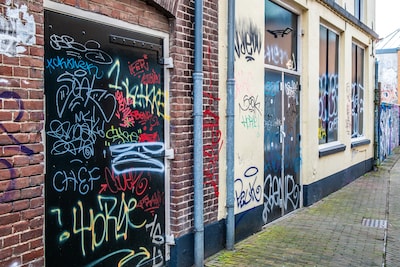 Deze rotte plek trekt vooral overlast en duiven aan (en dat moet veranderen)