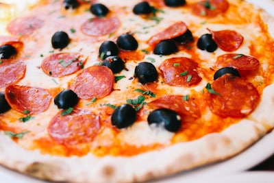 Dronken man krijgt geen pizza bij pizzeria, gaat door het lint en scheurt met crossmotor dwars door 