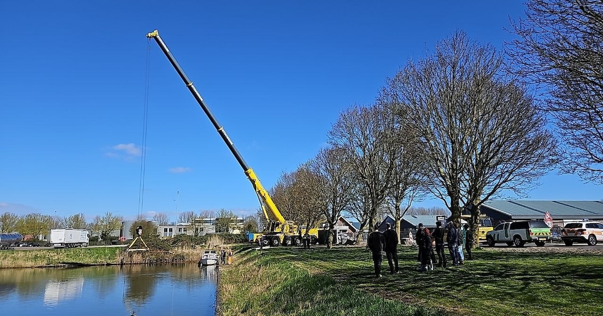 Auto gevonden in water bij Dronten: politie doet onderzoek