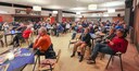 Toehoorders bij het debat in De Weijenbelt.