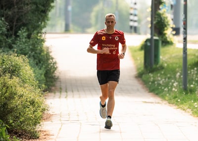 Controle op Feyenoord-tatoeages en duur parkeerticket: Dylan vraagt aandacht voor ‘ongastvrijheid’ b