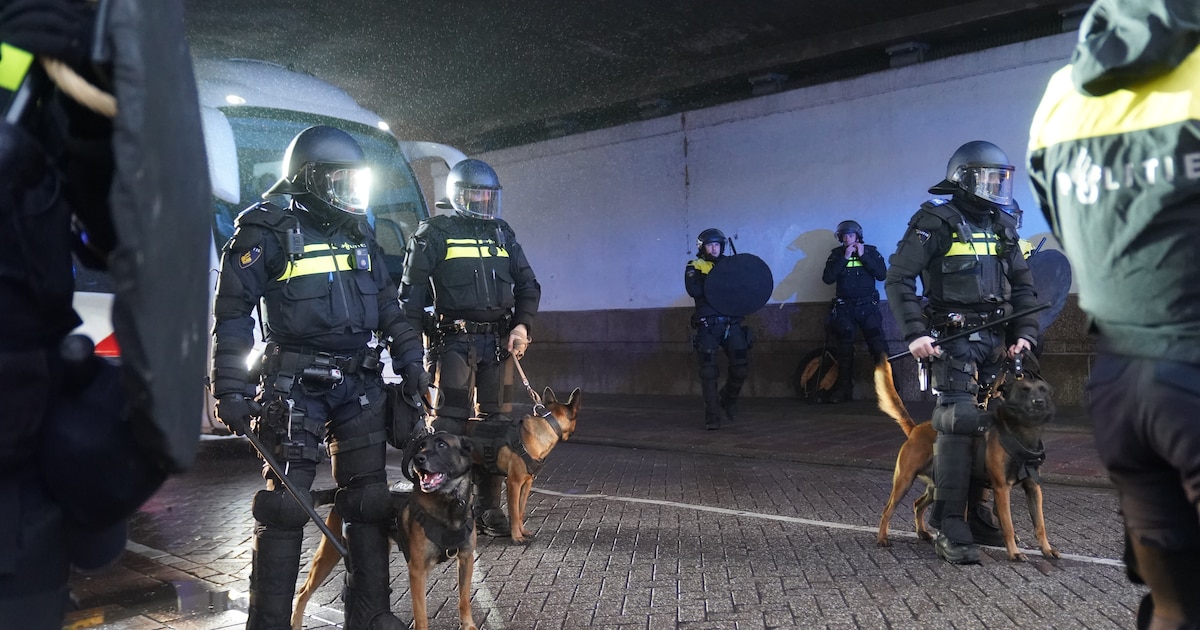 LIVE | Noodbevel in Deventer binnenstad • Politie deelt klappen uit aan fans Stuttgart