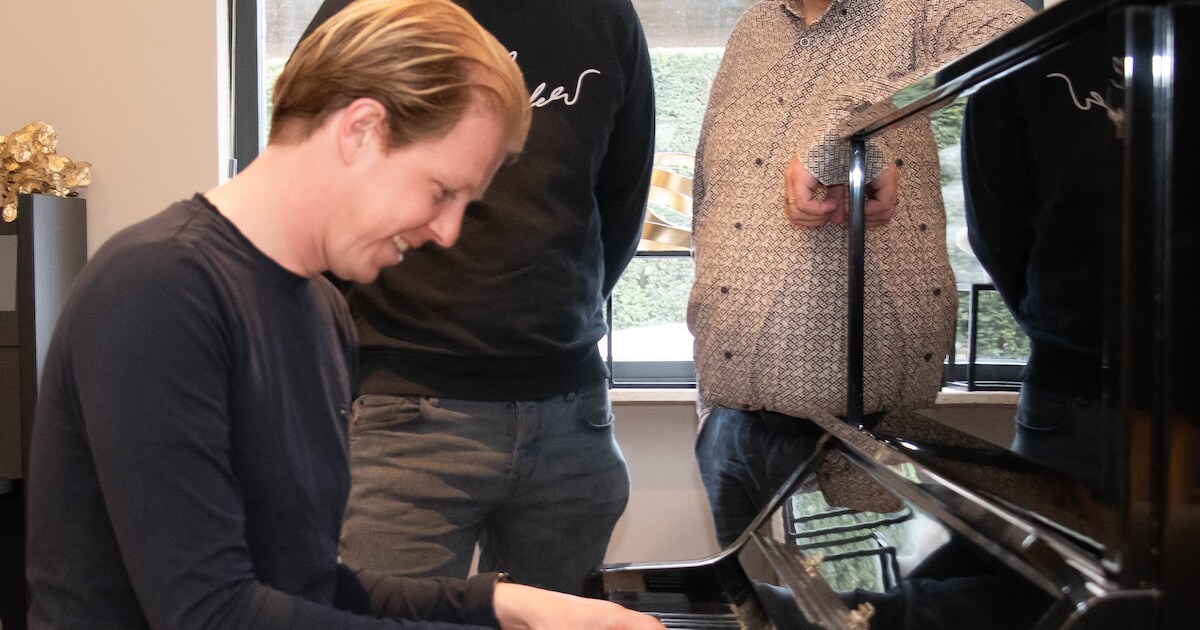 Gerben staat eerst nog met Wilbert (33) te klussen, niet veel later ...