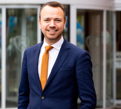 Jongeren in gesprek met burgemeester De Rouwe tijdens politieke avond