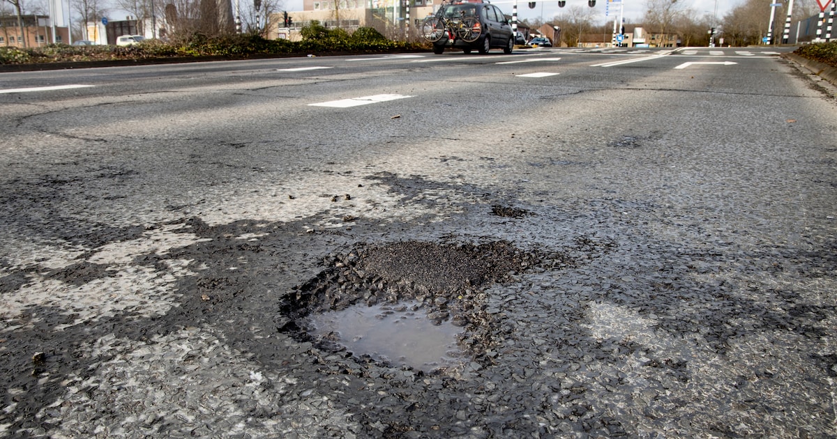 Drukke N35 bij Heino deels dicht door schade aan asfalt