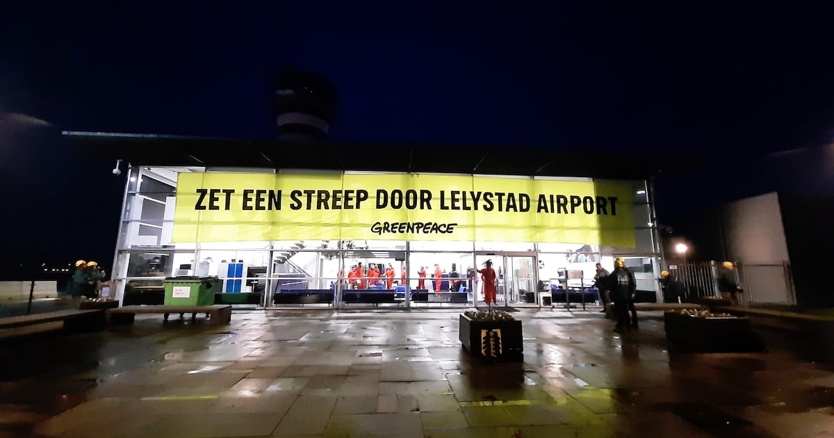 LIVE | Greenpeace bezet Lelystad Airport • Actievoerders maken pasta