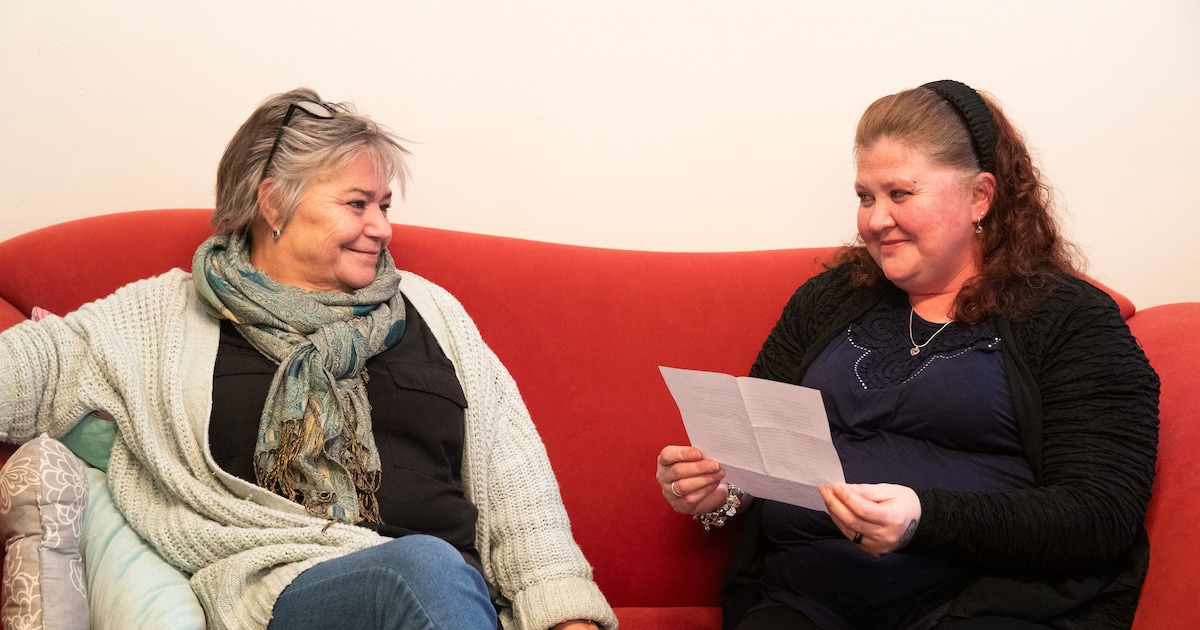 Dina (45) leest emotionele brief voor nu haar leven op de rit is: ‘Zonder jou had ik het niet gered’