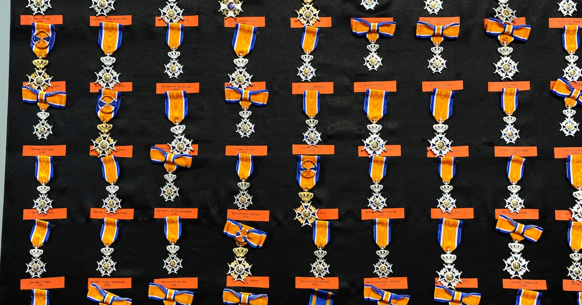 Lintjes in Kampen | Dirigenten, fietsenmaker en stadsgids krijgen lintje