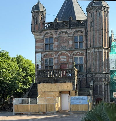 ‘Waarom verschuilt ons mooiste monument zich achter deze zielloze schutting?’